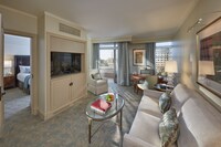 Executive Suite, 1 King Bed, City View