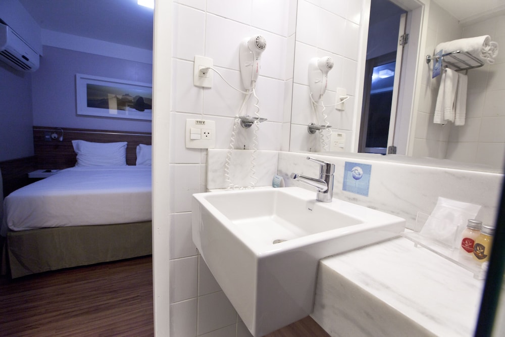 Standard Room, 1 Queen Bed, Non Smoking - Bathroom Sink