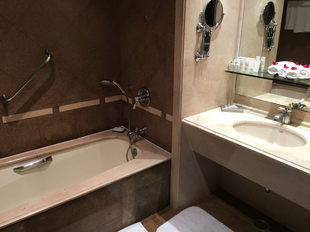 Deep Soaking Bathtub