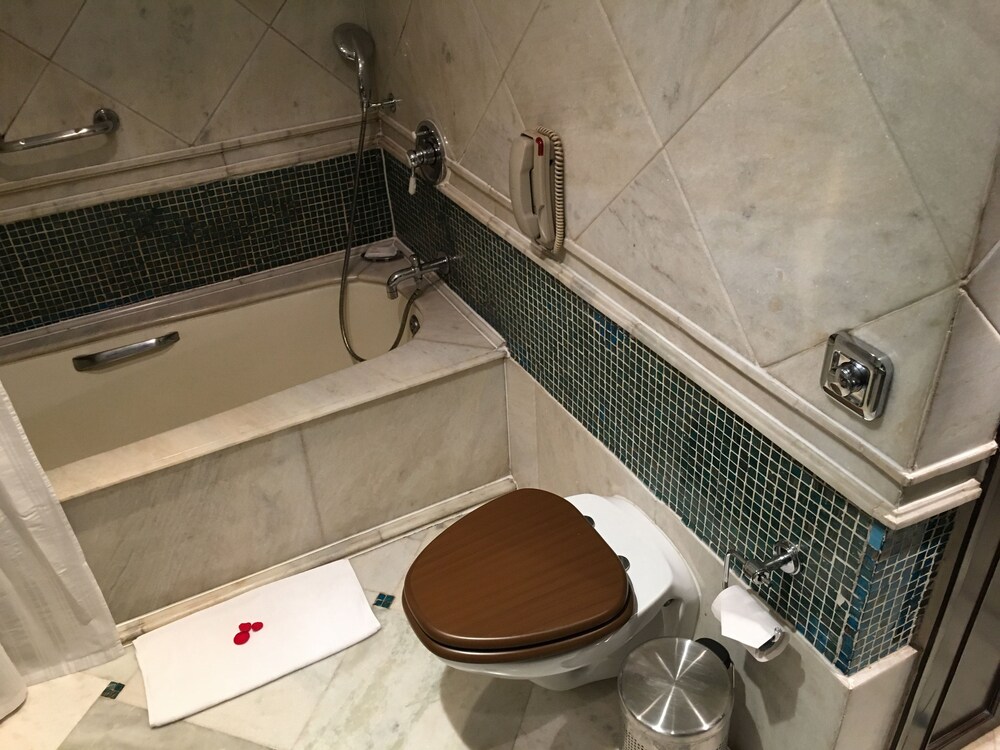 Deep Soaking Bathtub