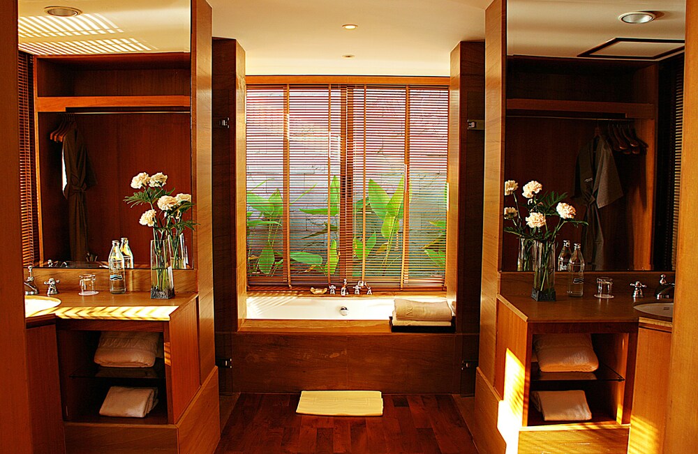 Deep Soaking Bathtub