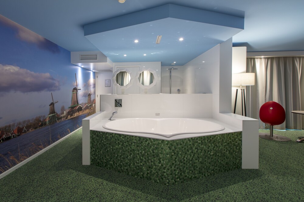 Deep Soaking Bathtub