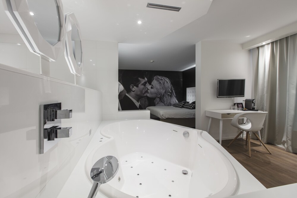 Deep Soaking Bathtub