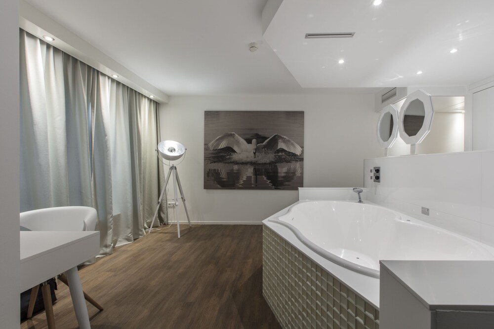 Deep Soaking Bathtub