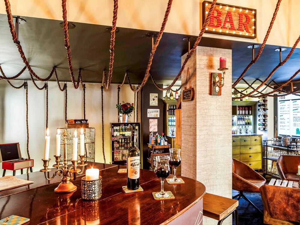 Hotel Bar