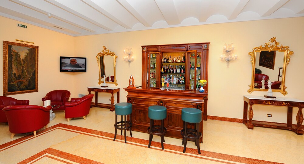 Hotel Bar