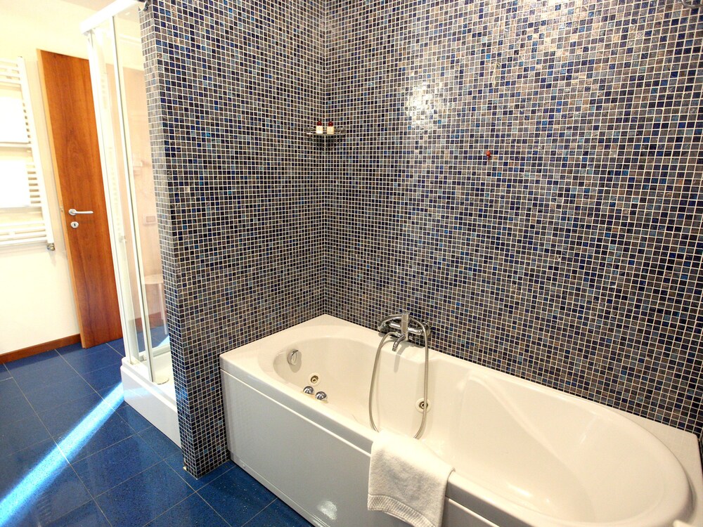 Deep Soaking Bathtub