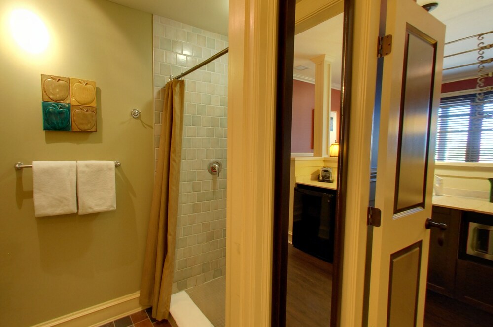 Studio (Lodge) - Bathroom