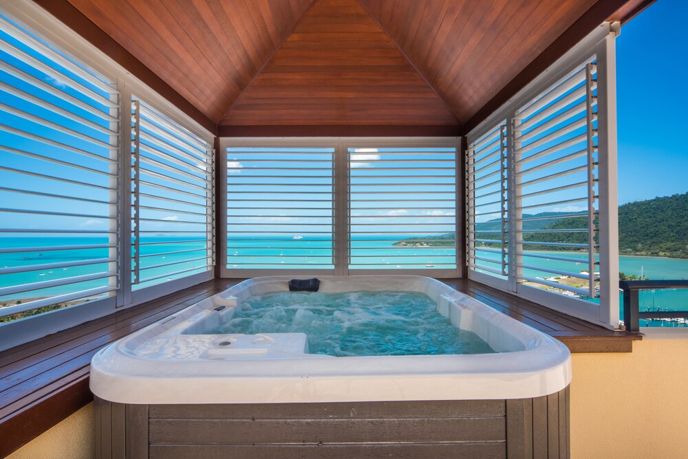 Deluxe Apartment, 2 Bedrooms, Hot Tub, Sea View - Outdoor Spa Tub