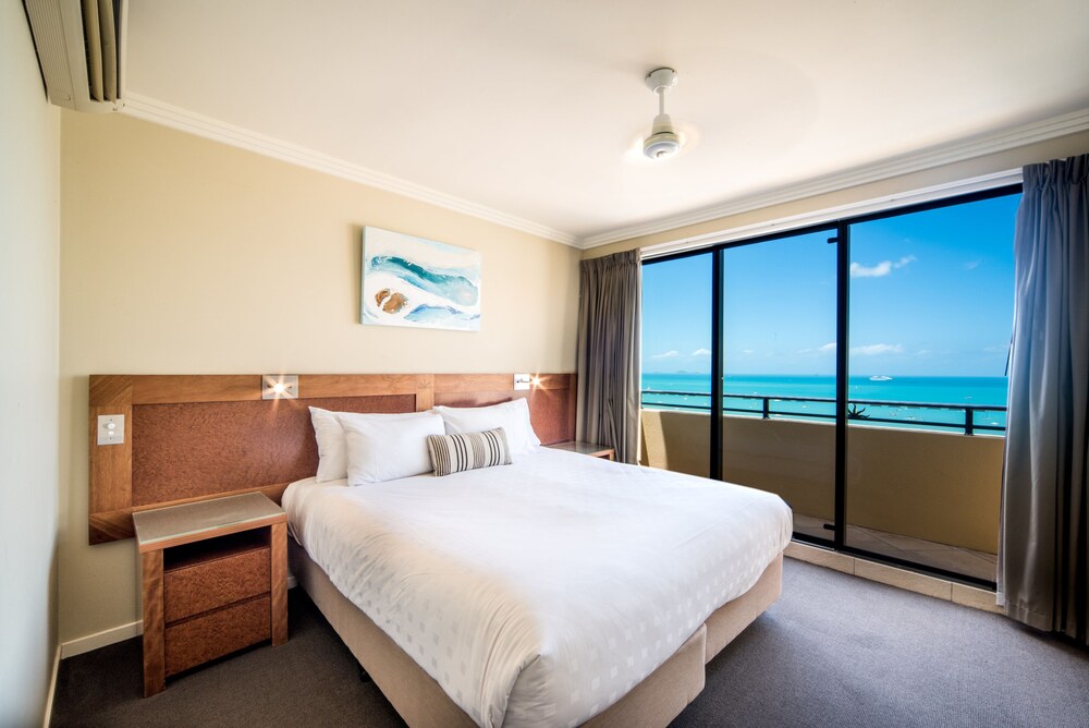 Deluxe Apartment, 1 Bedroom, Hot Tub, Sea View - Guestroom