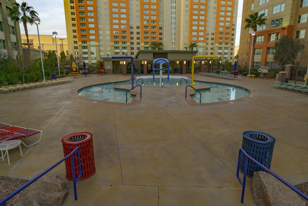 Outdoor spa tub, Grandview at Las Vegas