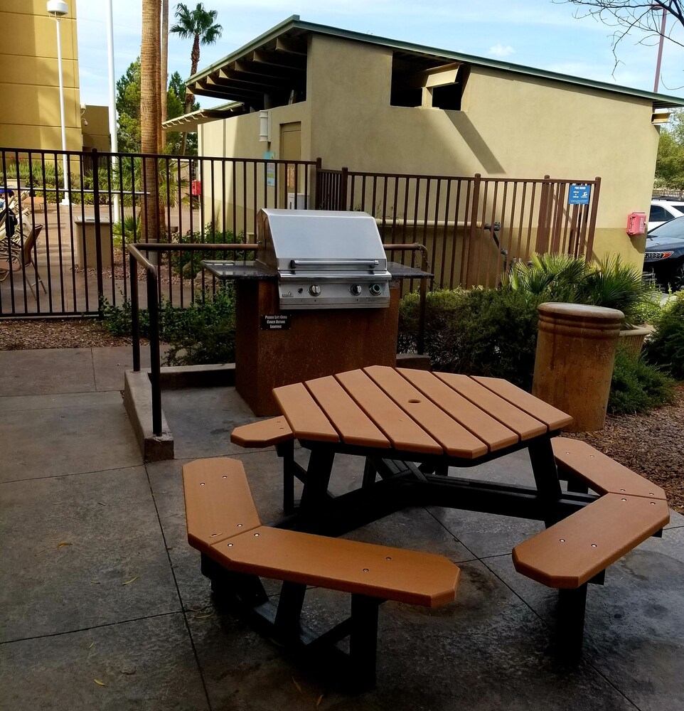 BBQ/picnic area, Grandview at Las Vegas