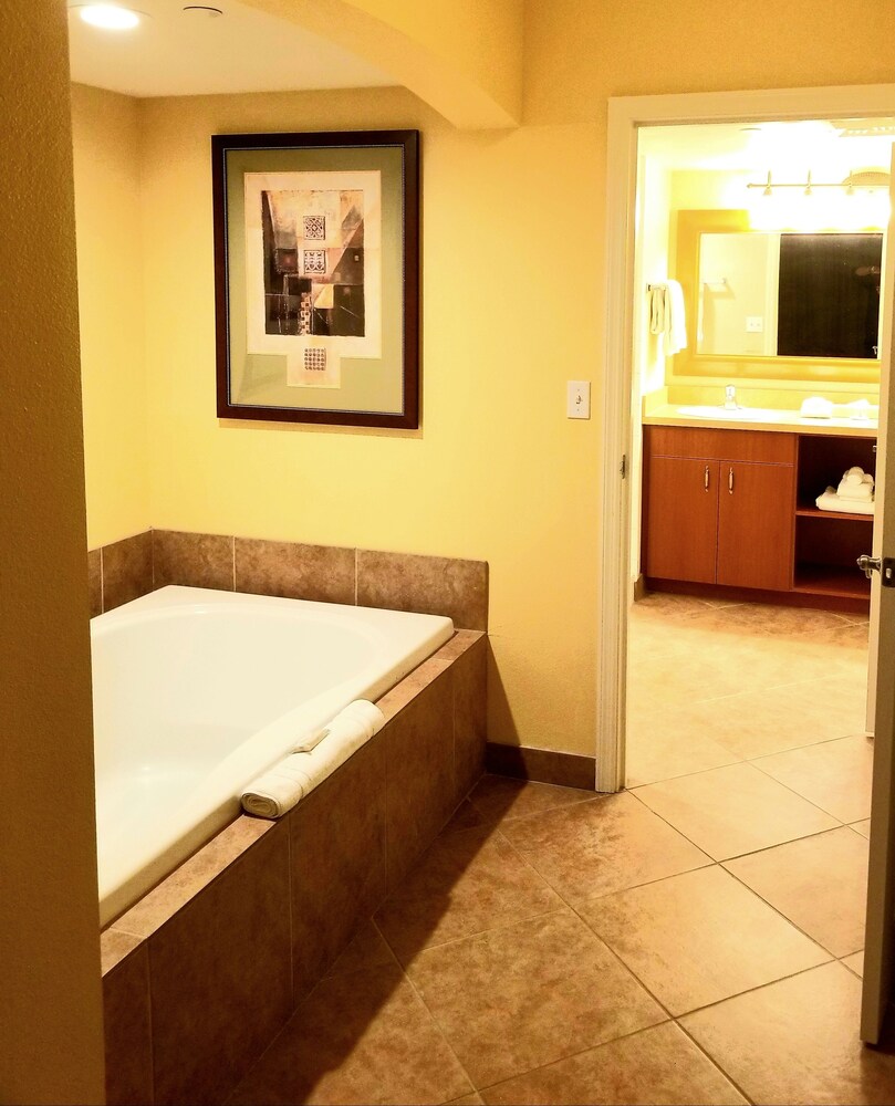 Deep Soaking Bathtub