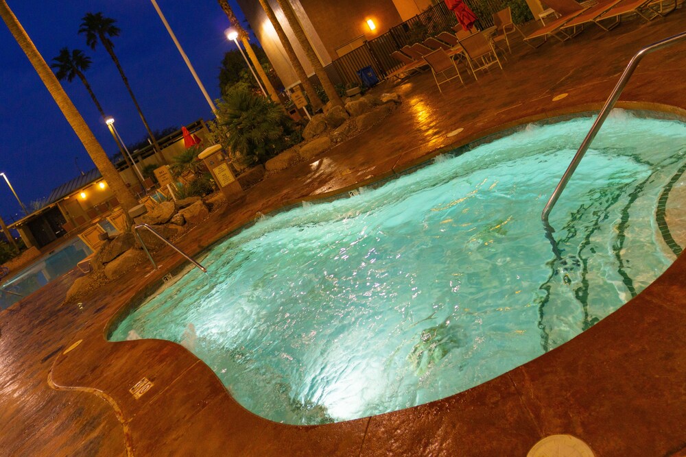 Outdoor spa tub, Grandview at Las Vegas