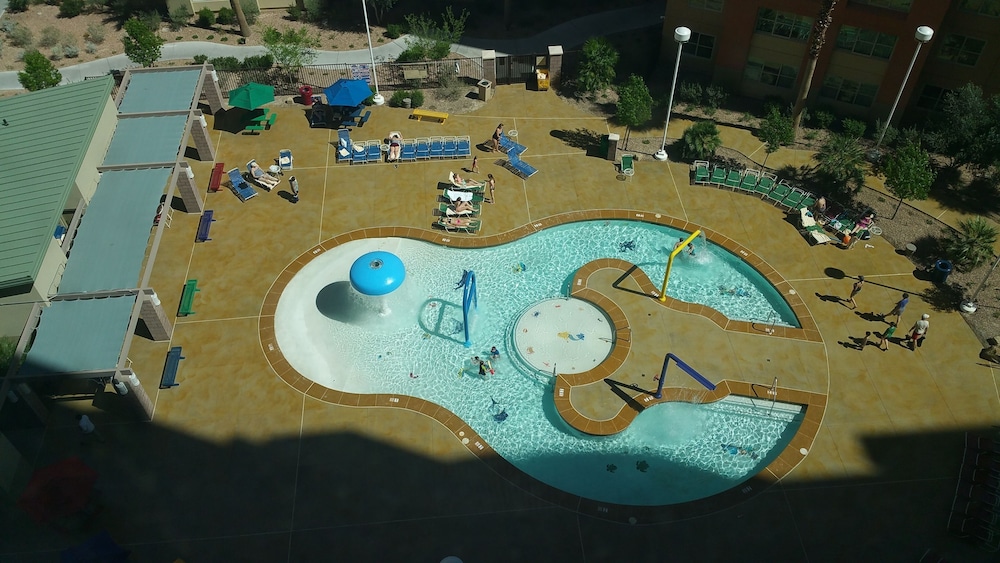 Outdoor pool, Grandview at Las Vegas