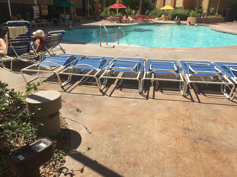 Outdoor pool, Grandview at Las Vegas