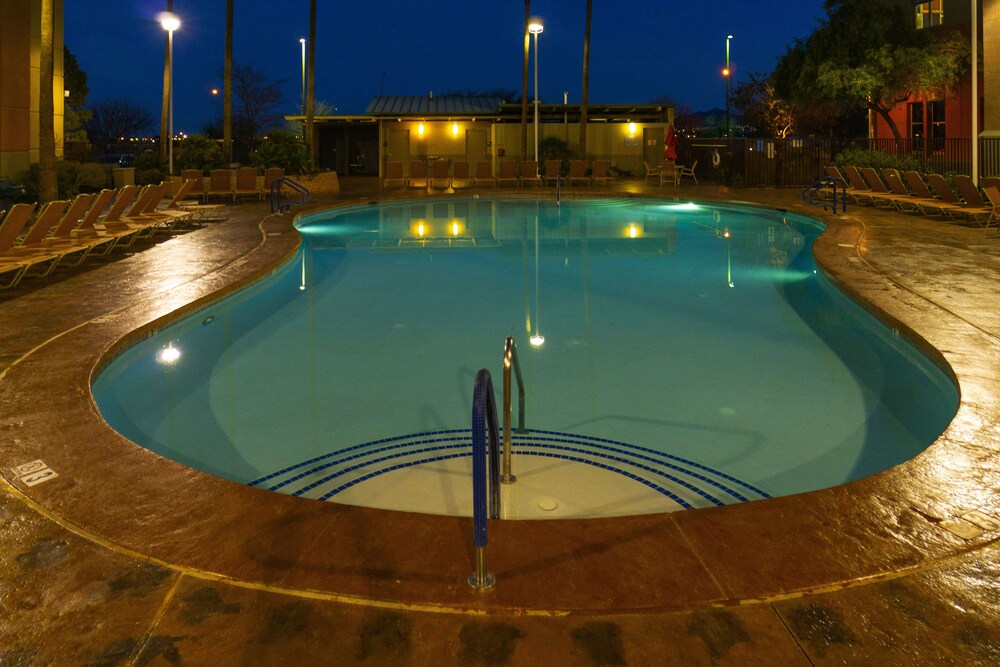 Outdoor pool, Grandview at Las Vegas