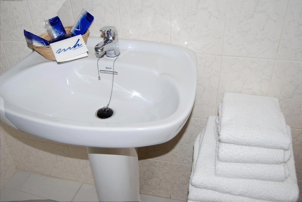 Standard Apartment, 2 Bedrooms - Bathroom Sink