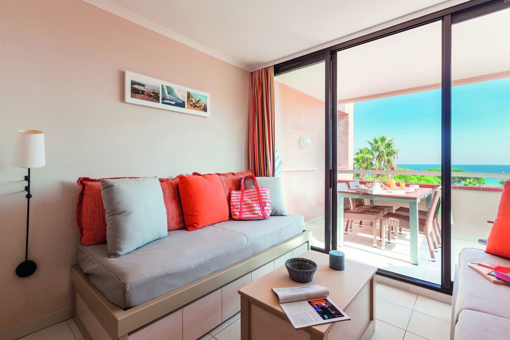 Superior 1 Bedroom Apartment for 4/5 people - Living Area