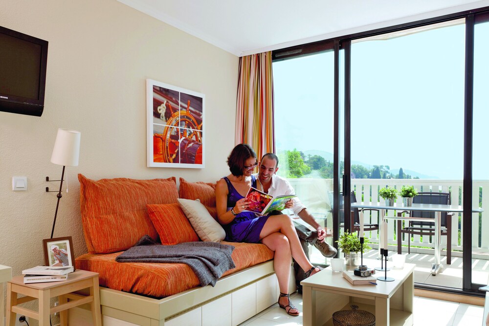 Standard 1/2 Bedroom Apartment for 6/7 people - Living Area