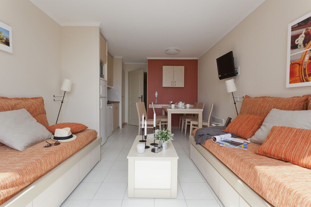 Standard 1 Bedroom Apartment for 4/5 people - Living Area