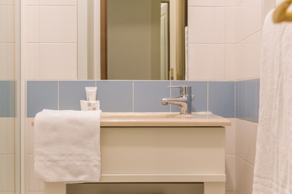 1/2 bedroom Standard for 6/7 - Bathroom