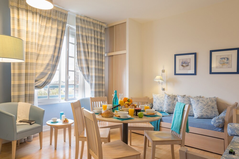 Standard Studio, 3 Bedrooms - Living Room