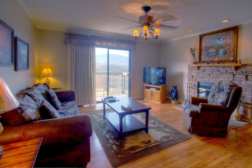 Suite, 2 Bedrooms - Living Room