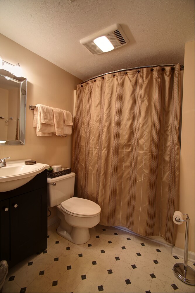 Room, 2 Bedrooms, 2 Bathrooms - Bathroom