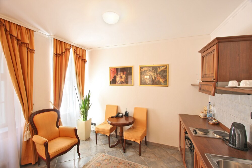 Restauration dans la chambre (Small Mezonet)