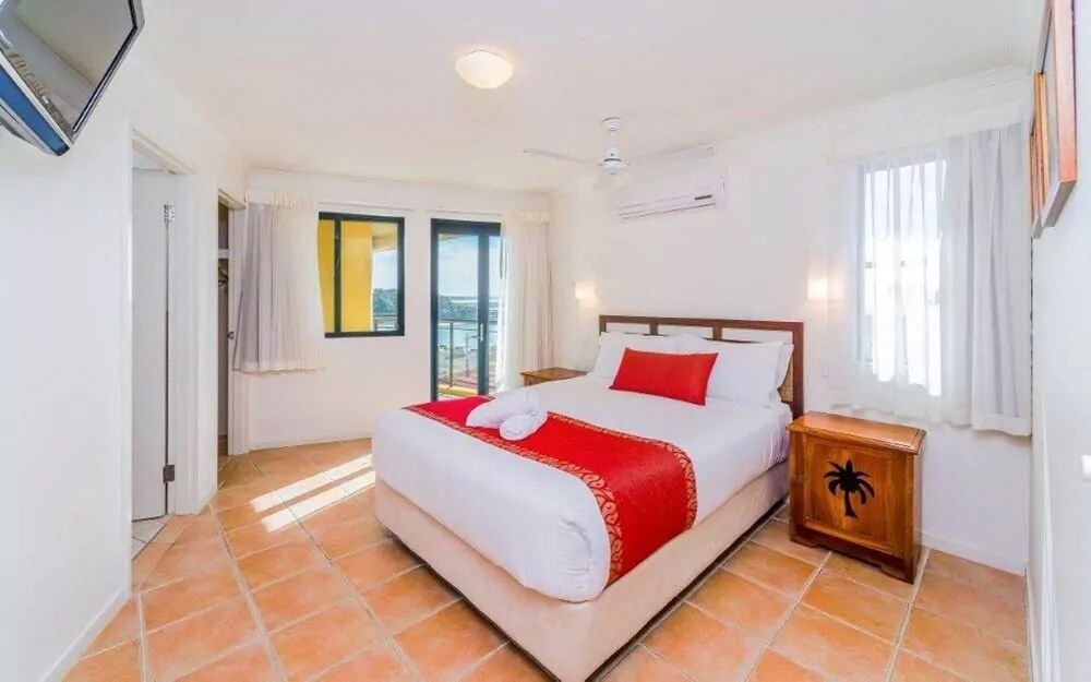 Three Bedroom Ocean View Deluxe - Guestroom