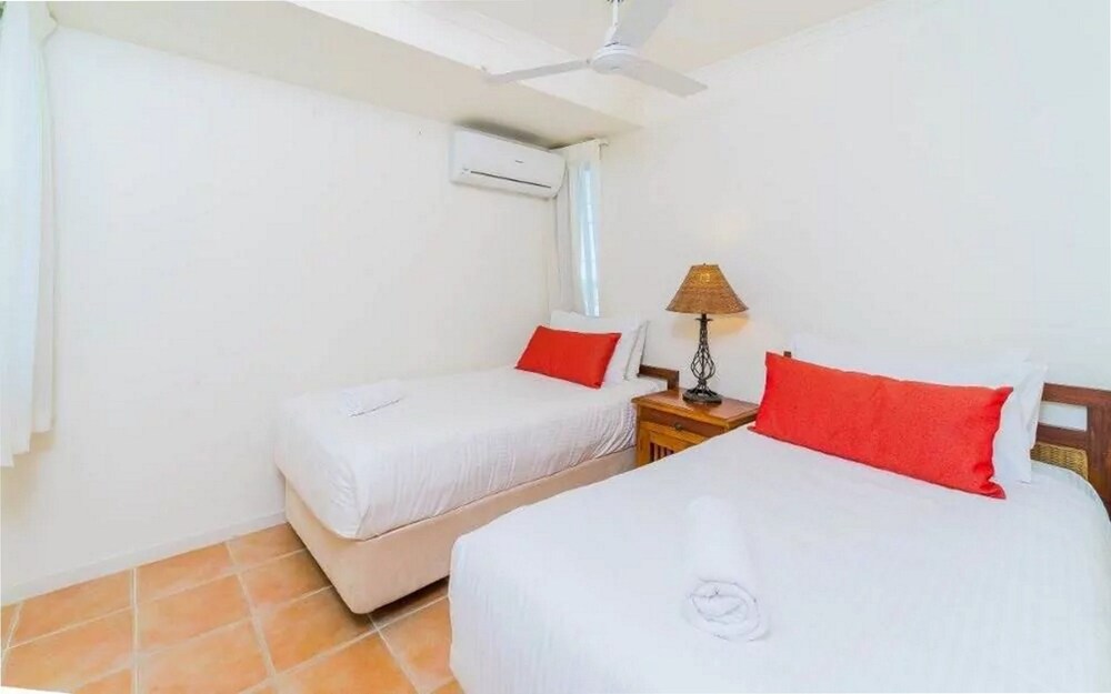Three Bedroom Ocean View Deluxe - Guestroom
