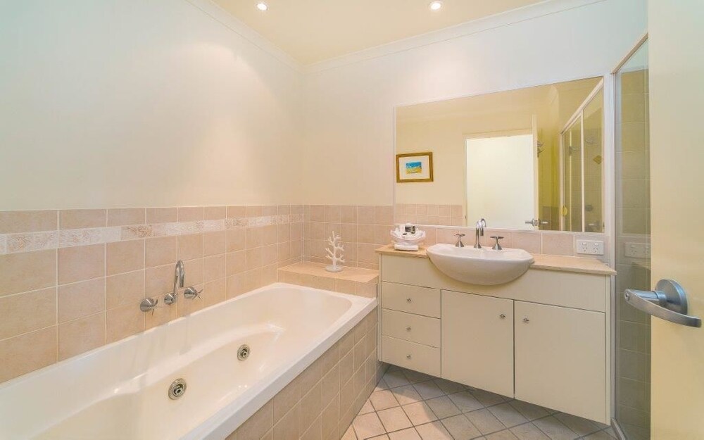 Two Bedroom Ocean- View Suite - Bathroom