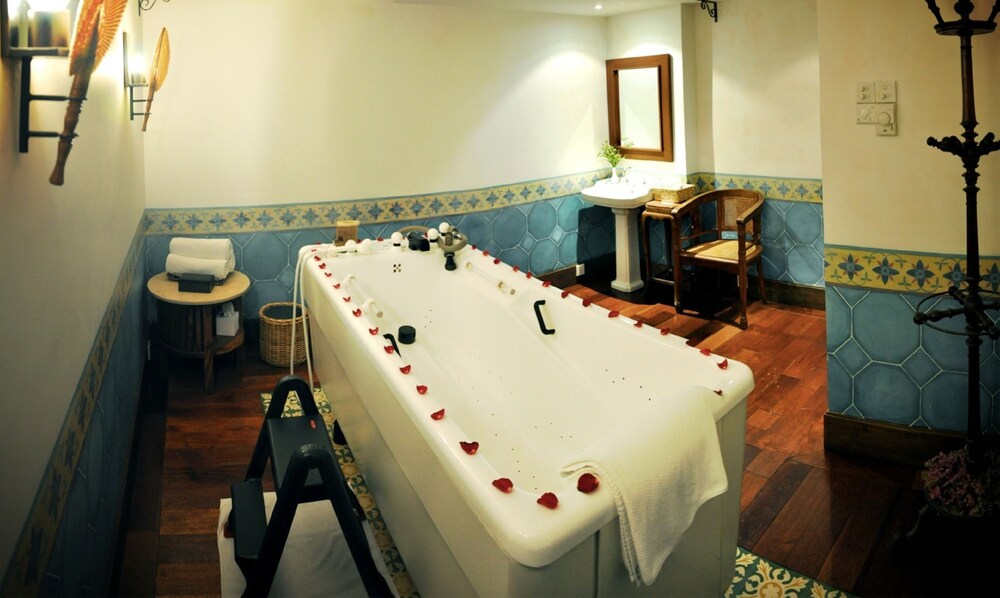 Deep Soaking Bathtub