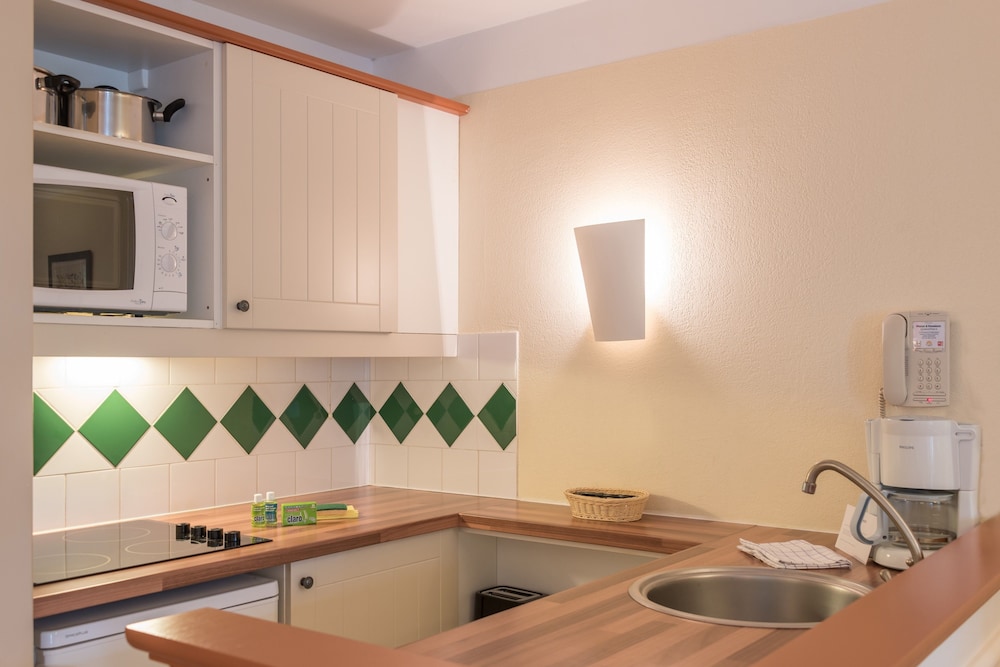 2/3 Standard rooms for 6/7 people - In-Room Kitchen