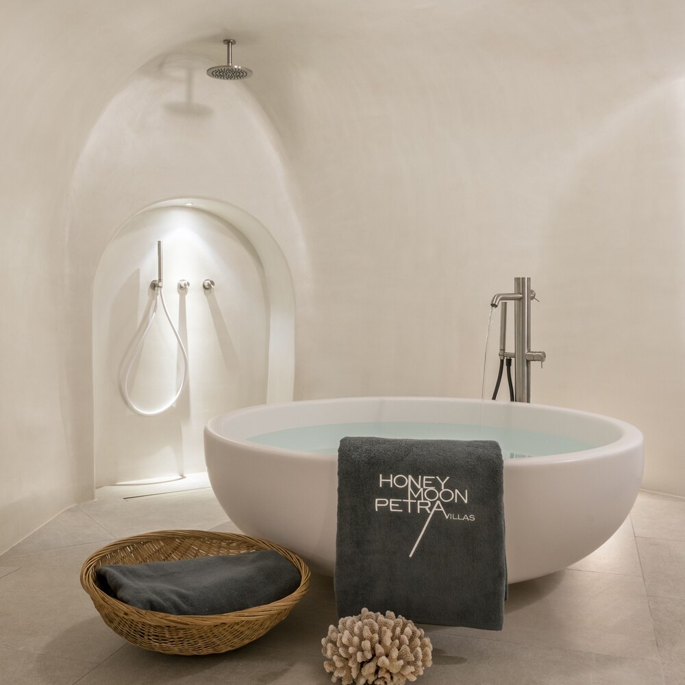 Deep Soaking Bathtub