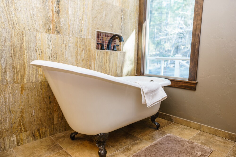 Deep Soaking Bathtub