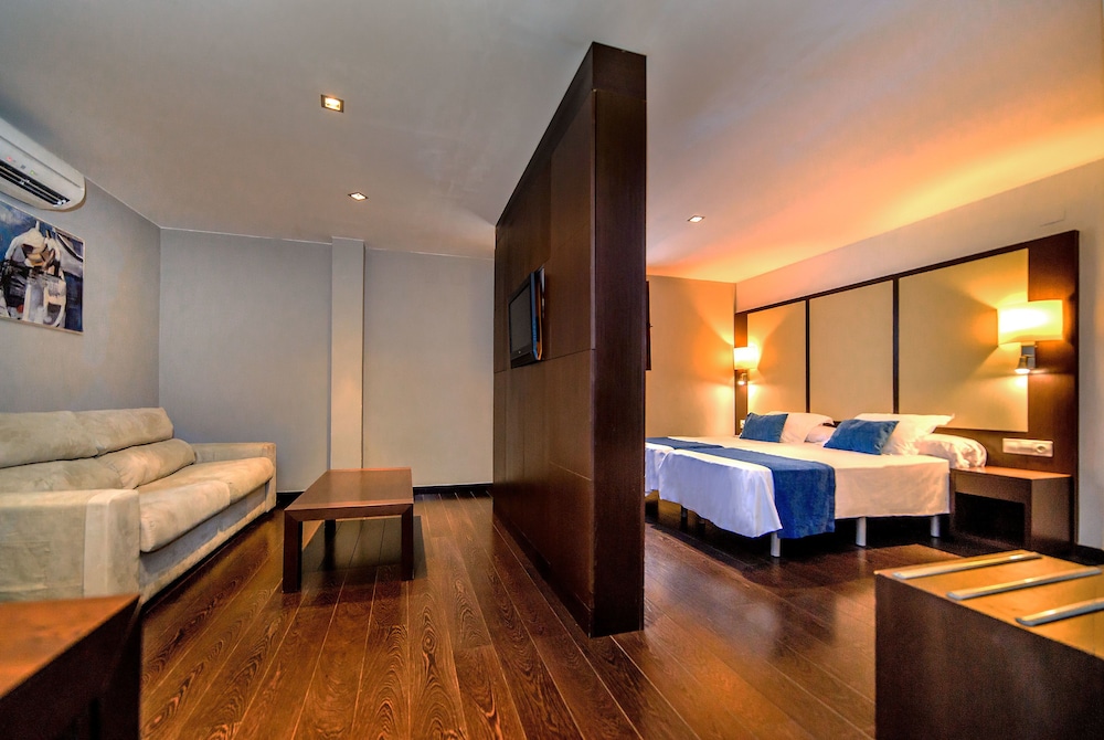 Studio, Pool View - Guestroom