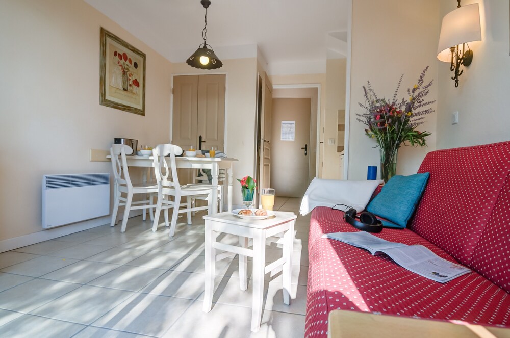 Standard House, 3 Bedrooms - Living Area