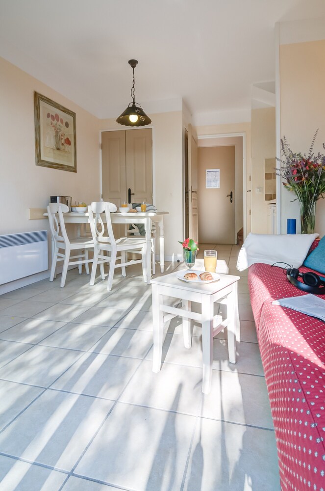 Standard House, 3 Bedrooms - Living Area