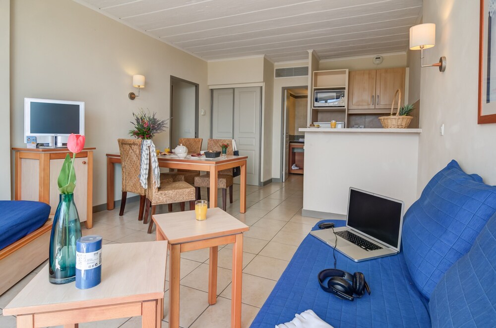 Standard 1/2 Bedroom Apartment for 6/7 people Air-conditioned - Living Area