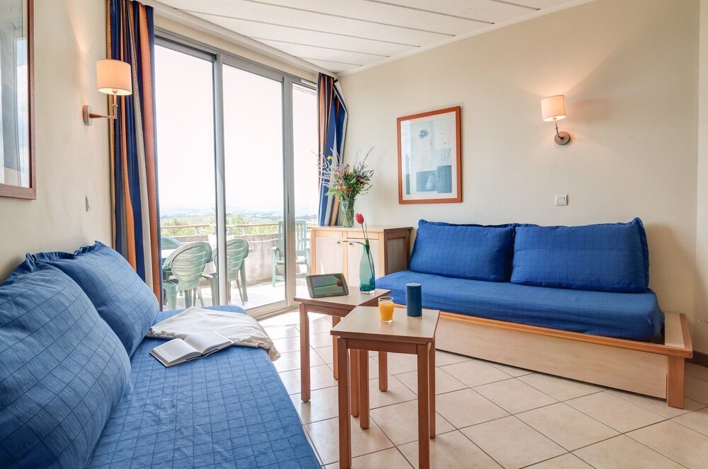 Standard 1/2 Bedroom Apartment for 6/7 people Air-conditioned - Living Area