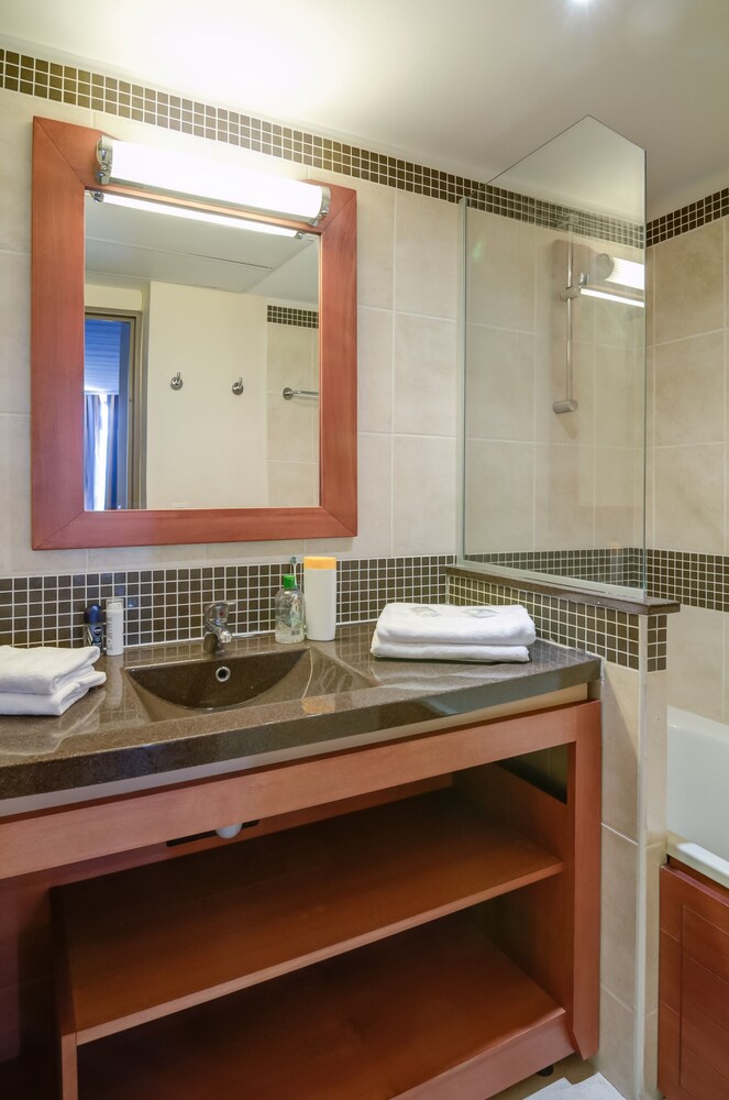 Standard 1/2 Bedroom Apartment for 6/7 people Air-conditioned - Bathroom Sink