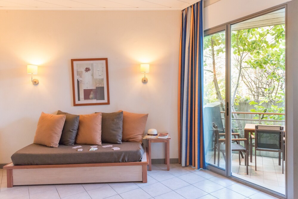 Superior 1 Bedroom Apartment for 4 people Air-conditioned - Living Area