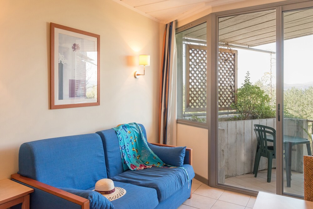 Standard 1 Bedroom Apartment for 6 people Air-conditioned - Living Area