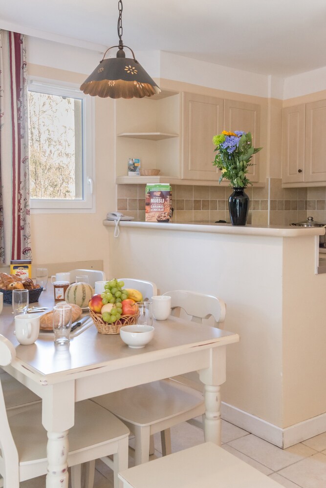 Superior 1 Bedroom House for 5 people - In-Room Dining