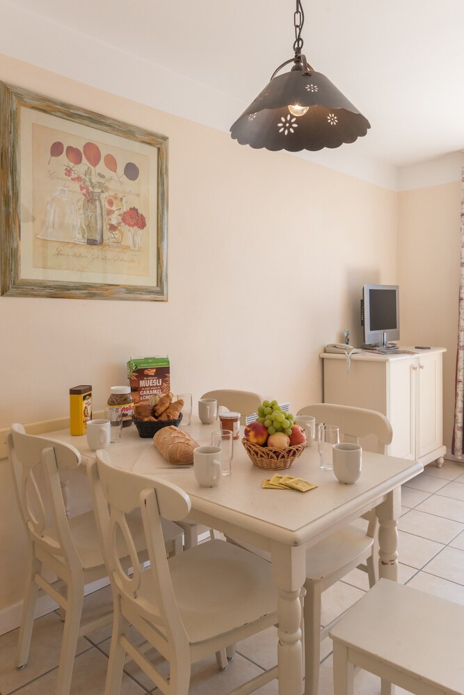 Standard 1 Bedroom House for 5 people - Living Area