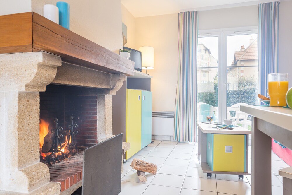 Standard House, 2 Bedrooms (for 6) - Living Room