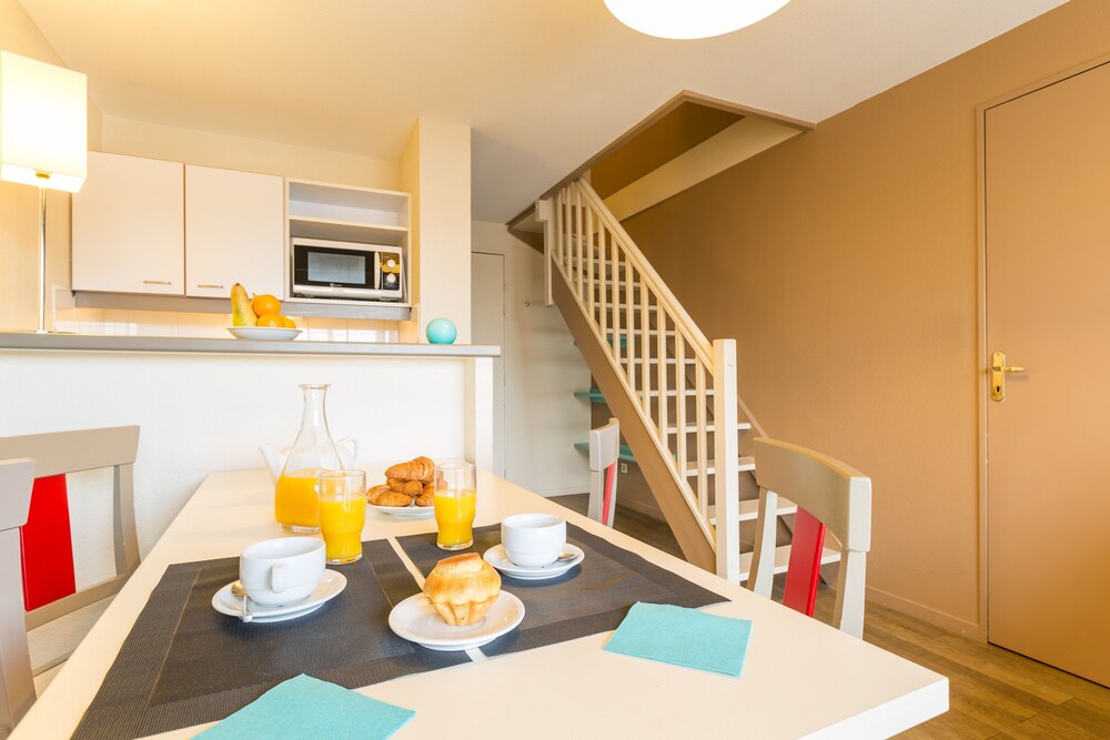 1 bedroom Standard Duplex for 6 - In-Room Dining