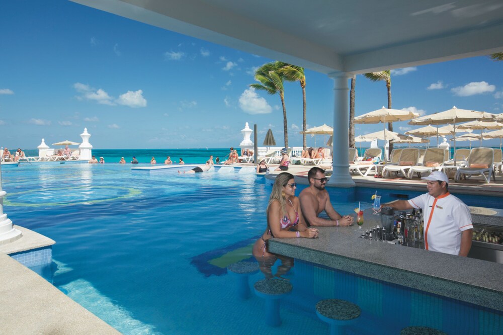 Poolside bar, Riu Palace Las Americas All Inclusive - Adults Only